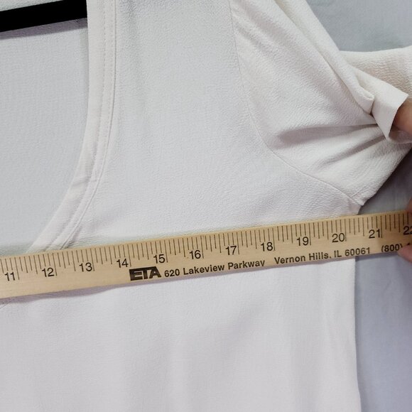 Elizabeth and James Shirt Size Medium Drapey Top V-Neck Shark Bite Hem - Picture 9 of 12